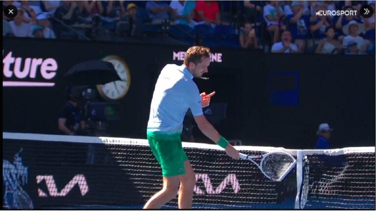 El ataque de furia de Medvedev en Australia: destruyó una cámara a raquetazos