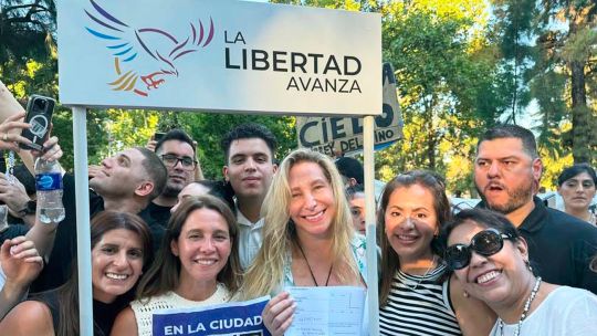 Karina Milei se mostró en Recoleta con Manuel Adorni, quien suena para encabezar boleta