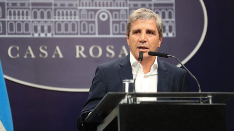 Luis Caputo arrancó el 2025 consolidando en ancla fiscal