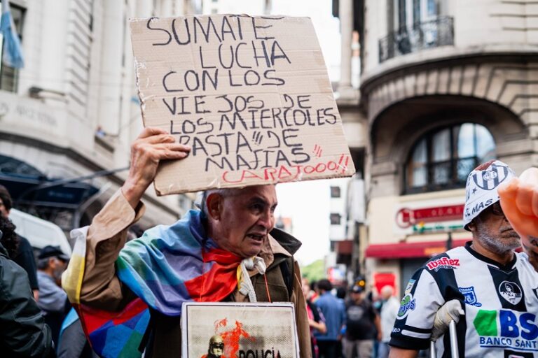 Jubilados: el Gobierno quiere prohibir la protesta social con un ridículo operativo policial