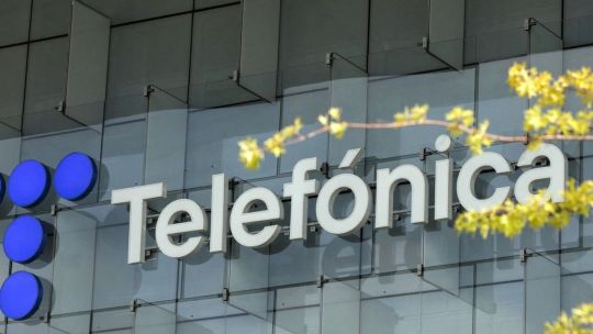 El Gobierno nacional suspendió la compra de Telefónica Telecom y escala la tensión con Clarín
