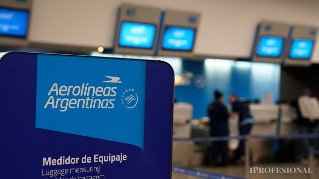 Aerolíneas Argentinas sigue cerrando oficinas y reduce frecuencias