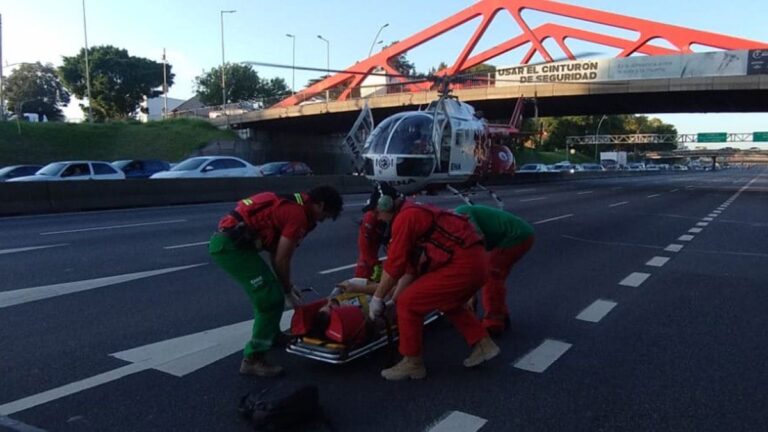 Avenida General Paz: espectacular rescate en helicóptero de un herido