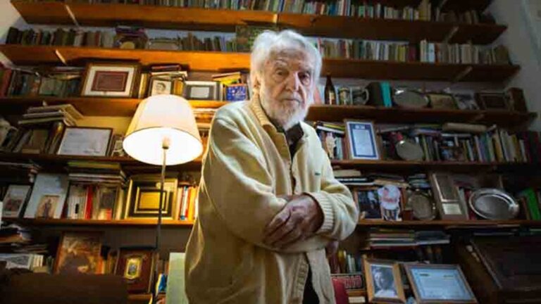 Trabajadores de Vialidad Nacional pidieron perdón por demoler el monumento a Osvaldo Bayer