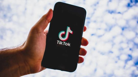 Tres adolescentes abusaron sexualmente de otro y dijeron que fue un ‘juego’ de TikTok
