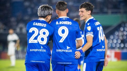 El «Mellizo» dominó al «Titán»: Vélez gustó, ganó y goleó 4-0 a Olimpia de Paraguay