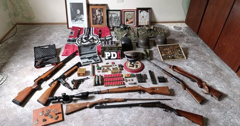 Allanaban una casa por un arma robada y se encontraron una colección de símbolos nazi
