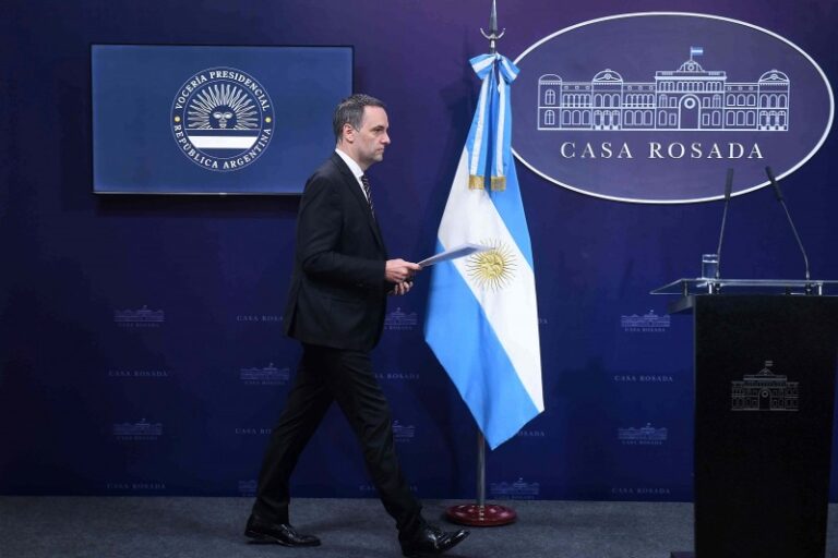 Adorni gasta 30 mil millones y tiene 250 empleados