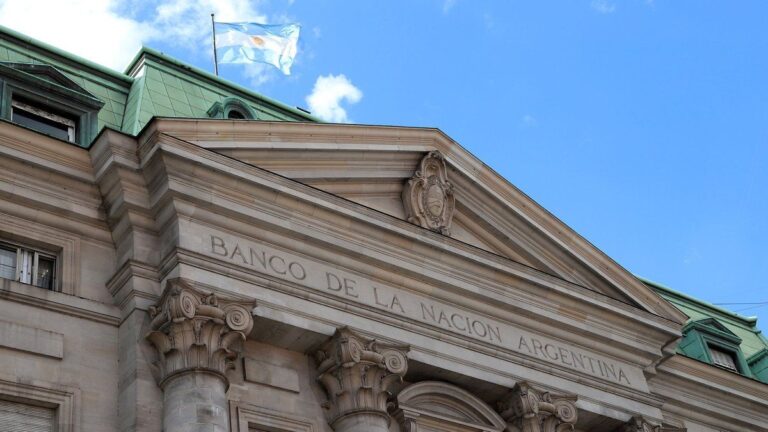Estatales ya no están obligados a cobrar los sueldos en el Nación: en qué bancos podrán hacerlo