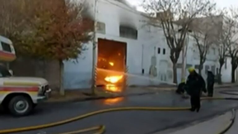 Voraz incendio destruye una fábrica de plásticos en San Justo
