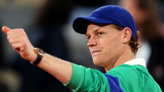 Quién es Jannik Sinner: una estrella italiana en ascenso en el tenis mundial