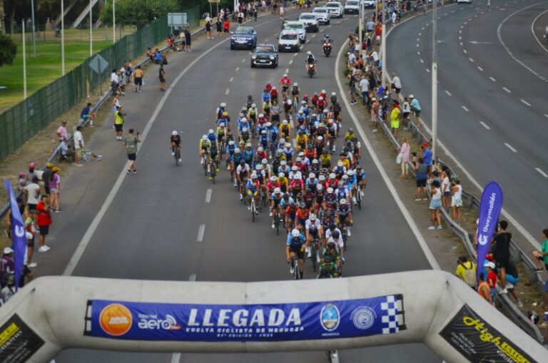 Andree González Zenteno se recibió de héroe en la 49 Vuelta Ciclista de Mendoza