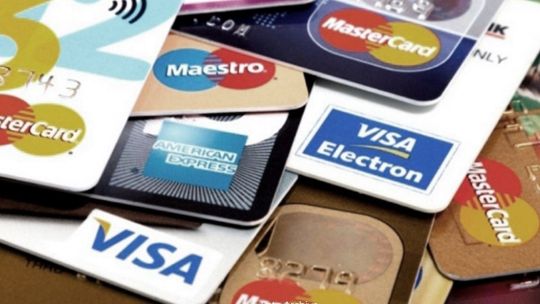 Consumo con tarjeta: Las familias priorizan comer antes que pagar créditos