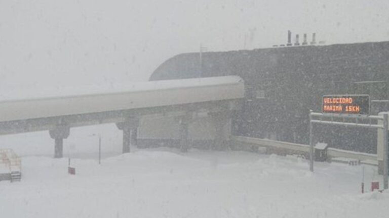 Mendoza: más de mil camiones quedaron varados en el paso Cristo Redentor por una fuerte nevada