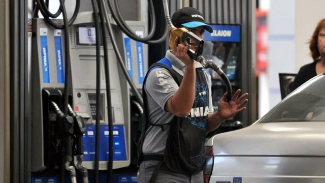 Este es el insólito sueldo que cobrarán playeros de YPF en julio de 2025