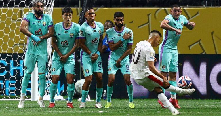 El Diablito Echeverri metió un golazo de tiro libre y pide a gritos quedarse en Manchester City