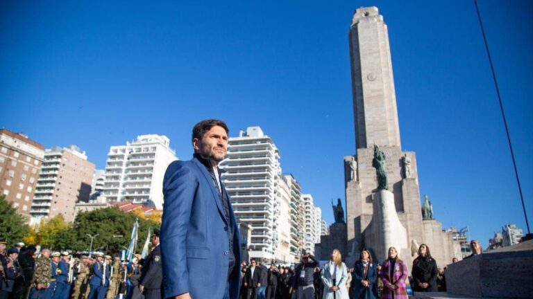 Con un mensaje a los narcos, Maximiliano Pullaro conmemoró el Día de la Bandera