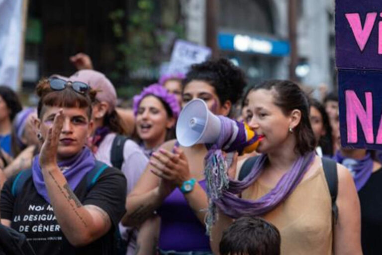 Feministas exigen más subsidios en la Ley de Presupuesto