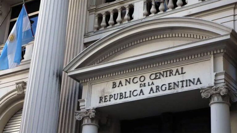 Un informe advierte que las reservas están a la mitad de lo que sugiere el FMI