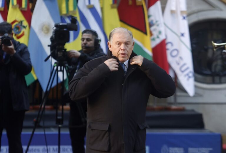 El vicecanciller Bustamente se tomó licencia y crecen las versiones de salida