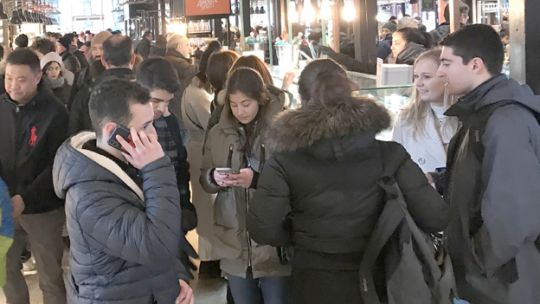 Las razones por las cuales no conviene conectarse a redes WiFi públicas cuando se viaja al exterior