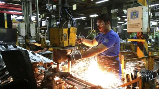 La actividad económica frenó su recuperación mensual, pero creció 5% interanual