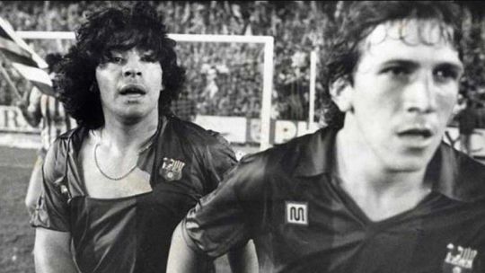 Maradona, Barcelona y una camiseta histórica: llega a la Argentina el símbolo de su despedida más violenta