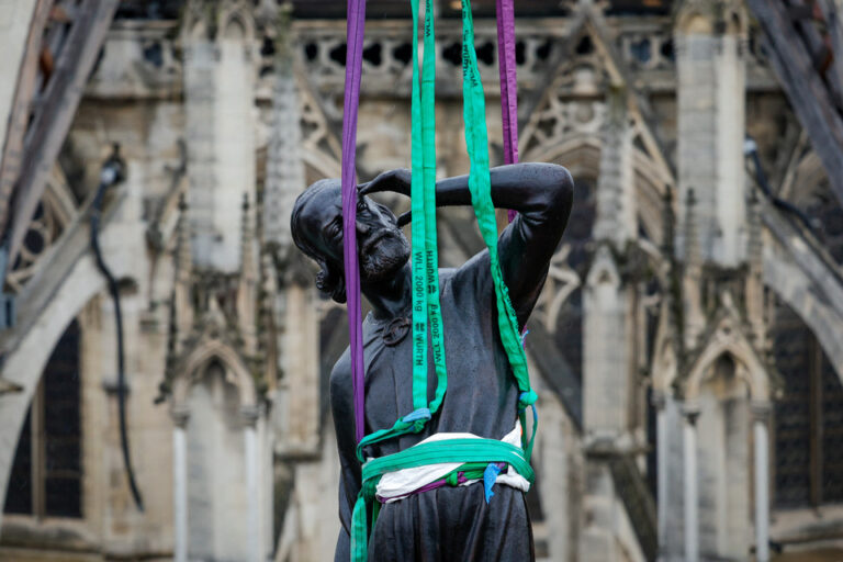 Notre Dame: se reinstaló la última de las estatuas de la base de la aguja