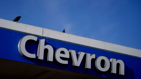 Estados Unidos autorizó a Chevron a reiniciar sus operaciones en Venezuela