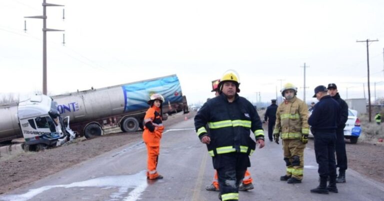 Tragedia en Ruta 7: dos empleados estatales murieron en un choque mientras iban a montar un acto oficial de Neuquén