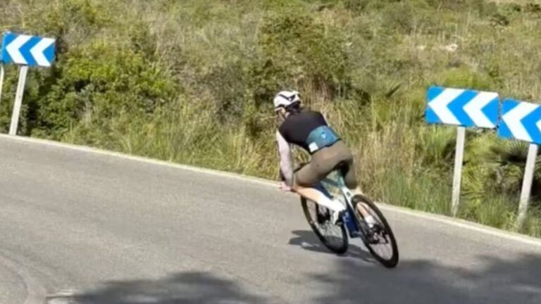 El paseo de Franco Colapinto en bicicleta tras el accidente en las pruebas de Alpine en Hungría