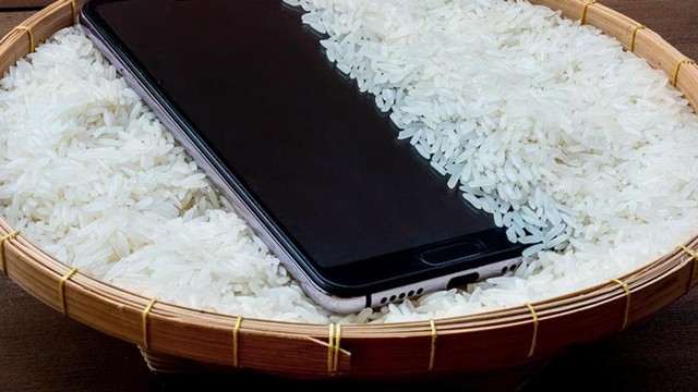 Los mitos y las verdades para salvar a un celular mojado