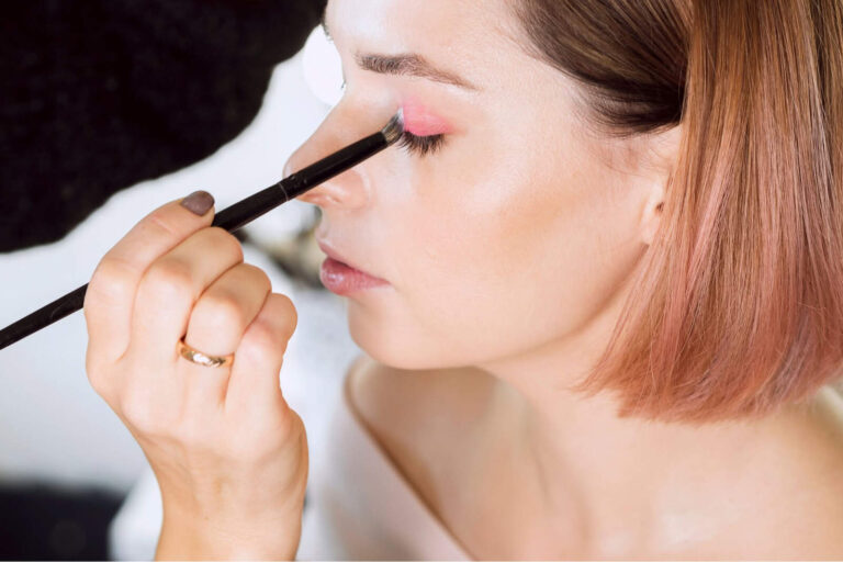 El make up tendencia de la primavera-verano 2025: labios mate y delineados llamativos