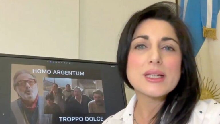 Juliana Santillán se sumó a la promoción de «Homo Argentum» pero no pudo evitar caer en errores de escritura
