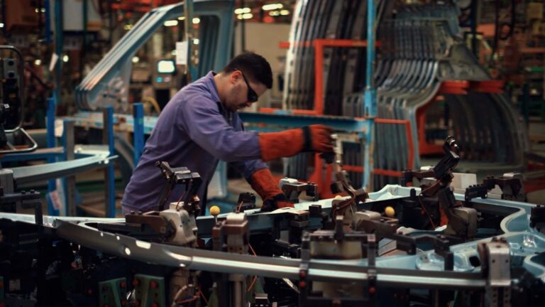 La industria acumula cuatro meses de caída y retrocede a niveles de hace casi 18 años