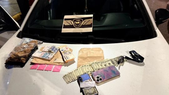 Detuvieron a una pareja con éxtasis y más de 4.000 dólares: intentaron sobornar a la Policía para que no les sacaran la droga
