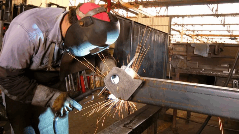 La volatilidad del dólar y las tasas ya impactan en la economía: cayó 0,4% en el último mes, según IA del Banco Provincia