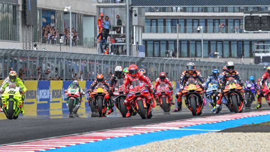 El momento donde un camarógrafo se salva de ser impactado por una moto