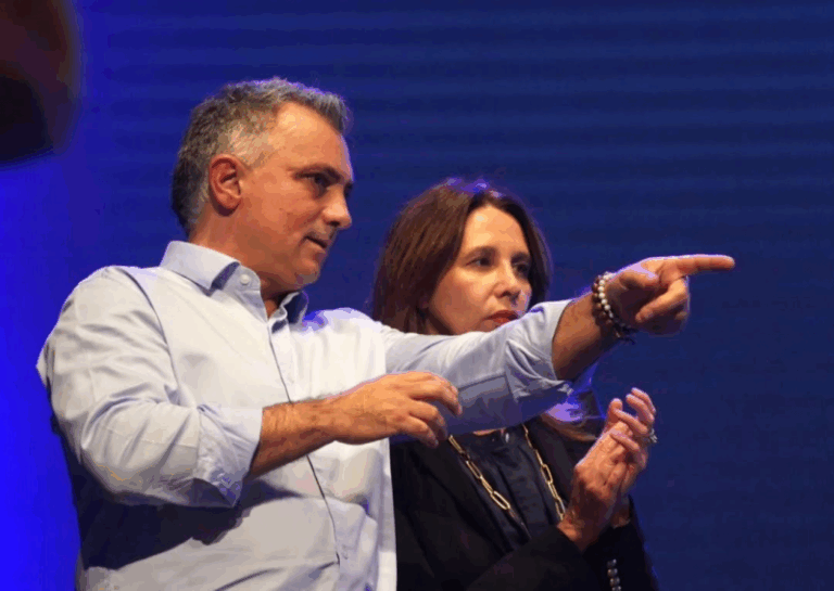 Pareja dijo que los que tiraron cosas a Milei «son discapacitados»