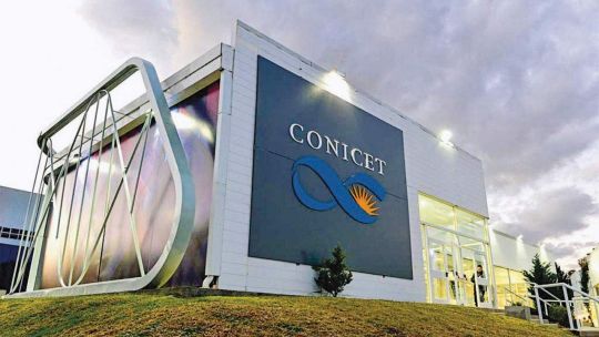 Del Estado promotor de la ciencia a la actual asfixia del CONICET