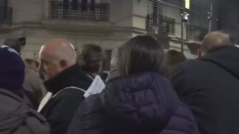Concentración de militantes frente a la casa de Cristina Kirchner tras las elecciones bonaerenses