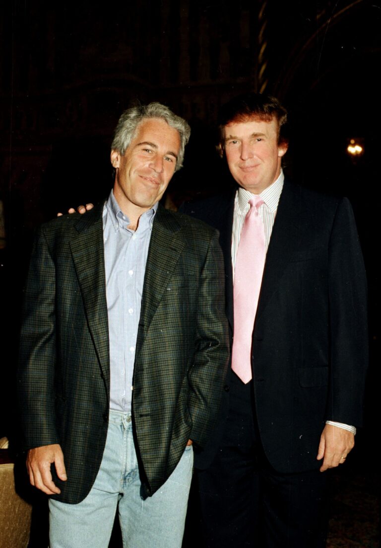 La oposición muestra la supuesta carta de cumpleaños obscena que Trump le envió a Epstein y que la Casa Blanca niega