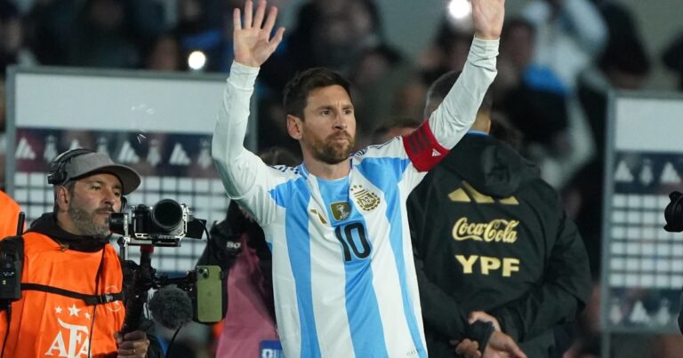 Lionel Messi puede lograr uno de los pocos galardones que le faltan, pero será a distancia y mirando las Eliminatorias por TV