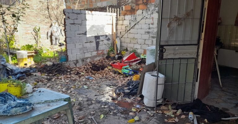 Fotos y video: cómo es por dentro la casa donde mataron a las tres chicas en Florencio Varela
