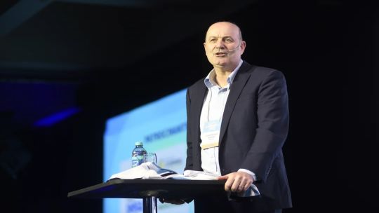 Federico Sturzenegger exaltó a los argentinos que vacacionan en el exterior: «Son los héroes de la producción»