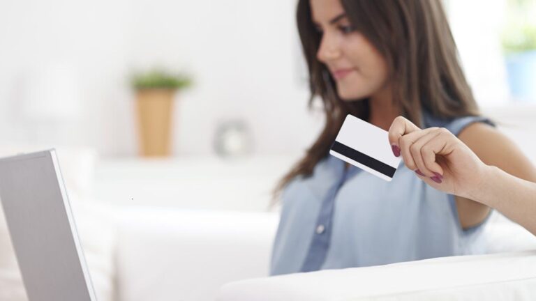 No pagués dólares de más: cómo evitar recargos al pagar la tarjeta en enero 2026