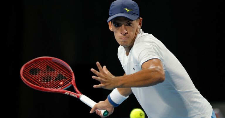 Tras la lluvia, Sebastián Báez selló otro triunfo ante un Top 10 en Auckland
