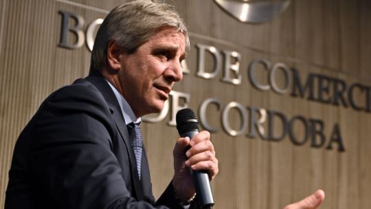 Con la Inocencia Fiscal vigente, Luis Caputo invitó a llevar los ahorros a los bancos, pero persisten las dudas