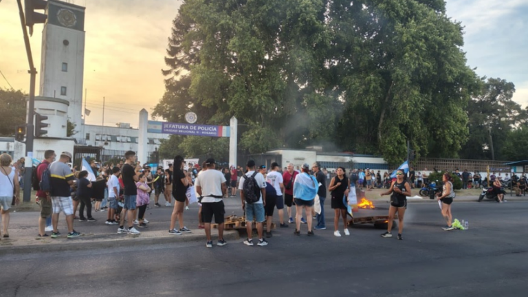 Santa Fe: policías aceptaron la propuesta de Maximiliano Pullaro y levantaron la protesta