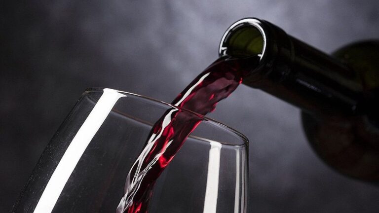 Se desploman 20% las exportaciones de licores de Francia a China, que amenaza sumar aranceles a sus vinos